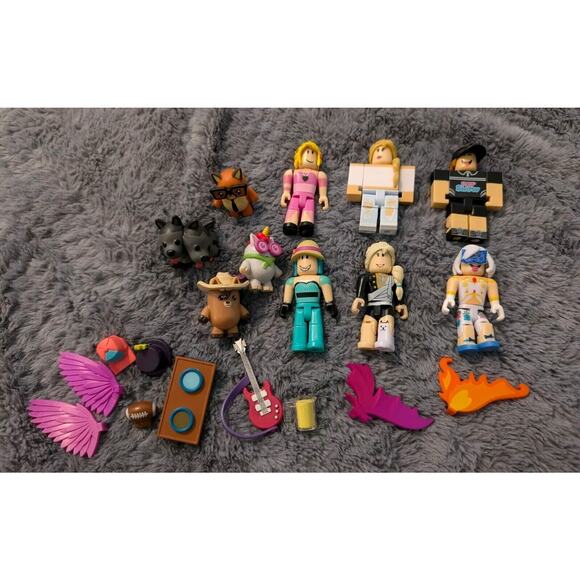 Roblox Action Figures Assorted Lot Of 10 Video Game Characters & Accessories - Picture 1 of 3